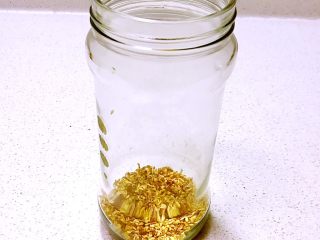 6、糖桂花,取一个高温消毒的瓶子，瓶底放一层桂花