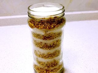 10、糖桂花,如此步骤把桂花和砂糖放入瓶中