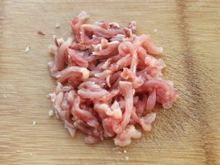 1、西芹瘦肉炒土豆,将猪里脊切丝放入容器中