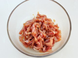 2、西芹瘦肉炒土豆,调入一汤匙生抽、一汤匙料酒、半汤匙淀粉和少许盐，抓拌均匀腌制15分钟