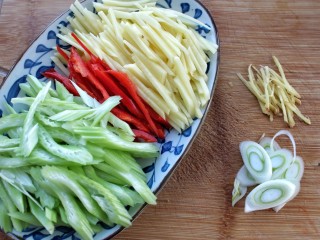 3、西芹瘦肉炒土豆,西芹切成小斜段，土豆、红辣椒和姜切丝，切葱花备用