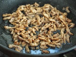 4、西芹瘦肉炒土豆,锅中倒适量食用油烧热，放入腌制好的肉丝炒至断生盛出
