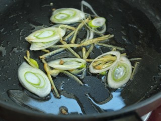 5、西芹瘦肉炒土豆,就锅中底油放入葱花和姜丝小火炒香