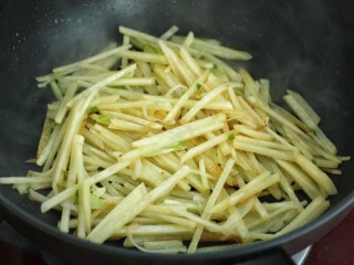 6、西芹瘦肉炒土豆,再放入土豆丝翻炒均匀