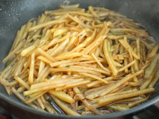 7、西芹瘦肉炒土豆,调入一汤匙生抽炒至土豆丝上色