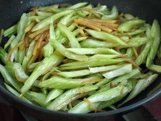 8、西芹瘦肉炒土豆,放入西芹翻炒均匀