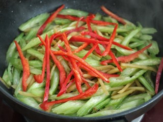 9、西芹瘦肉炒土豆,再加入红椒丝混合翻炒均匀