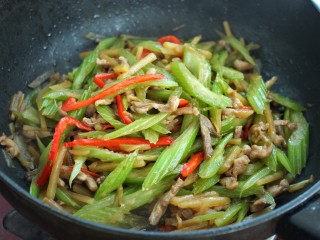 11、西芹瘦肉炒土豆,最后倒入炒好的肉丝混合炒匀即可