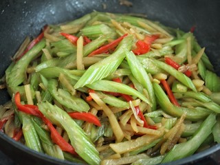 10、西芹瘦肉炒土豆,按口味调入盐和鸡精翻炒均匀