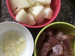 1、雪梨川贝瘦肉汤,川贝、杏仁提前洗一下，之后泡一个小时，梨去皮，切去中间的心，不切会酸
