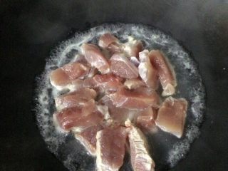 2、雪梨川贝瘦肉汤,猪肉切大块，焯水