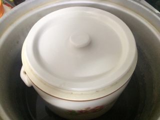 3、雪梨川贝瘦肉汤,隔水炖至两个小时