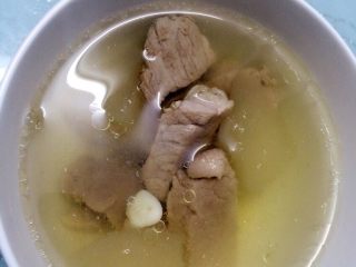 4、雪梨川贝瘦肉汤,放油放盐即可食用