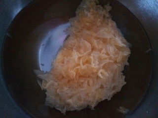 4、超级拉丝红枣桃胶银耳汤,银耳用冷水泡发就可以