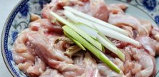 2、豉油鸡块,鸡肉用料酒、少许盐、姜，一半葱丝腌制10分钟