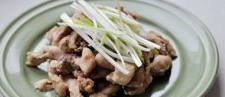 4、豉油鸡块,把蒸出的汤汁、葱、姜去除重新码放到盘内