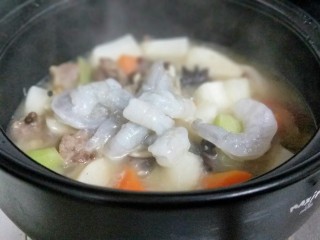 15、做年货＋养生-增强免疫力的牛肉萝卜煲,再加入虾仁，炖煮5分钟即可出锅。