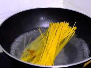 2、西兰花培根白汁意面,意面放入沸水中加几点油煮熟,煮到略微有些硬心为好。