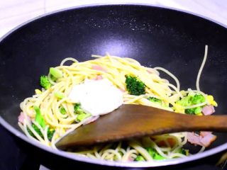8、西兰花培根白汁意面,放入立格仕面酱,翻拌均匀。