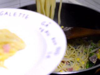 11、西兰花培根白汁意面,收汁起锅,装盘。