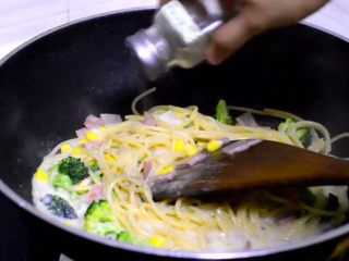 10、西兰花培根白汁意面,待汤汁有些溶稠的时候,加入盐跟黑胡椒。