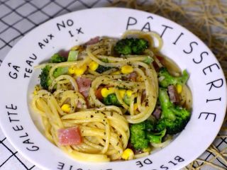 13、西兰花培根白汁意面,十足奶香味的白汁意大利面就成了???????? 。