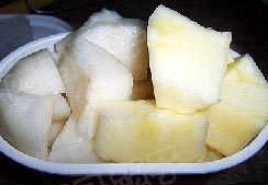 1、冰糖雪梨苹果汁 ,雪梨和苹果去皮切成块