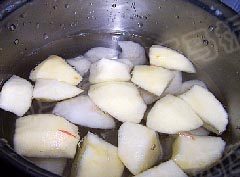 2、冰糖雪梨苹果汁 ,锅中加入雪梨苹果和冰糖后倒入适量的清水