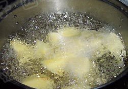 3、冰糖雪梨苹果汁 ,大火煮开。转小火煮5分钟至冰糖溶化