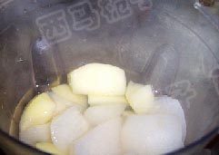 4、冰糖雪梨苹果汁 ,把煮好的梨和苹果加入搅拌机中，加入一半的原汤搅打5秒