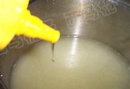 5、冰糖雪梨苹果汁 ,搅打好的汤汁和剩下的汤汁混合，再加入适量的蜂蜜即可