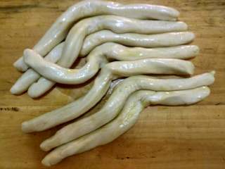 1、新疆拌面（正宗新疆味）,这就是新疆拌面的重要食材:小麦面粉＋盐＋水费时费力制成的“面积子”，新疆的朋友可以在小区超市买到现成的，疆外的朋友就买当地的手擀面代替吧，疆外的面粉劲道不够，一般是做不成拌面的～