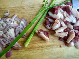 4、新疆拌面（正宗新疆味）,肉切片～洋葱切碎～