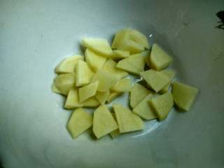 5、新疆拌面（正宗新疆味）,土豆切成稍厚的片～