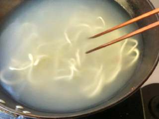 11、新疆拌面（正宗新疆味）,下锅煮熟，然后过凉水，这样才筋道～