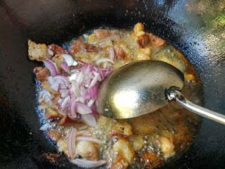 8、新疆拌面（正宗新疆味）,油锅烧热，先后放:肉、洋葱、盐、辣椒酱、豇豆（翻炒五分钟），土豆（翻炒三五分钟），西红柿丁，基本土豆快熟的时候，放红辣椒、芹菜丁和大蒜。尝味，关火～