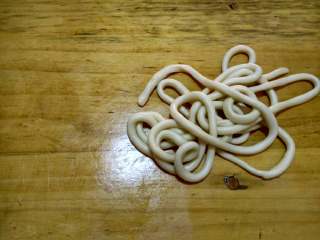 9、新疆拌面（正宗新疆味）,菜盛出后，锅里倒水，烧开的过程把面搓细～