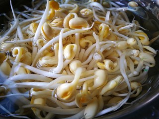 1、家宴菜谱～鸡鸭鱼肉之毛血旺,黄豆芽洗净