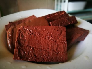 2、家宴菜谱～鸡鸭鱼肉之毛血旺,猪血切成厚片