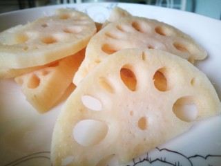 4、家宴菜谱～鸡鸭鱼肉之毛血旺,莲藕去皮切片