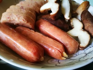 6、家宴菜谱～鸡鸭鱼肉之毛血旺,香肠两头切十字花刀 香菇切厚片