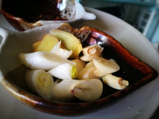 8、家宴菜谱～鸡鸭鱼肉之毛血旺,葱姜蒜瓣