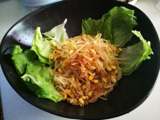 11、家宴菜谱～鸡鸭鱼肉之毛血旺,大碗中铺上生菜 将豆芽倒入碗中