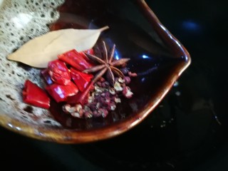 12、家宴菜谱～鸡鸭鱼肉之毛血旺,锅中另放油 放入八角花椒干辣椒和香叶