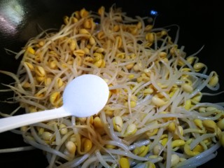 10、家宴菜谱～鸡鸭鱼肉之毛血旺,锅中放油 把黄豆芽倒入 加少许盐 炒至断生