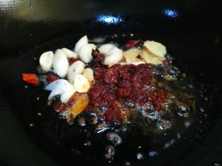 13、家宴菜谱～鸡鸭鱼肉之毛血旺,放入葱姜蒜和豆瓣酱 炒出红油