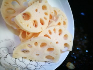 14、家宴菜谱～鸡鸭鱼肉之毛血旺,倒入莲藕片