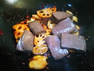 15、家宴菜谱～鸡鸭鱼肉之毛血旺,倒入猪血