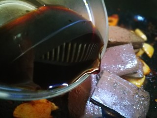 17、家宴菜谱～鸡鸭鱼肉之毛血旺,倒入生抽