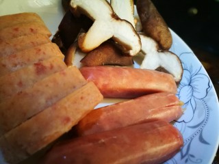 18、家宴菜谱～鸡鸭鱼肉之毛血旺,倒入香肠 午餐肉和香菇